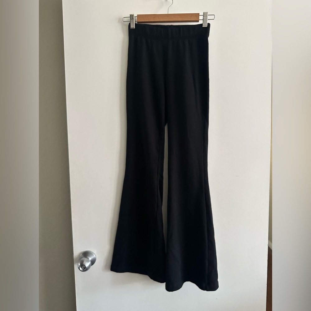 Old Navy Women’s Fleece Lined Black Flare Pants in size XS - Picture 2 of 4